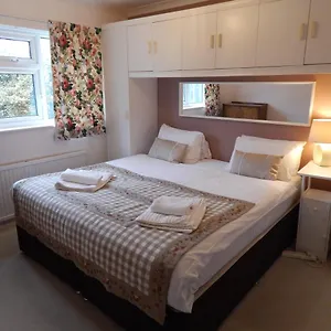 Two Bedroom Corporate And Family With Parking In Popular Location Cambridge (Cambridgeshire)