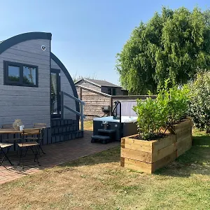 Windmill Glamping Pod With Hot Tub - The Hideaway Cambridge (Cambridgeshire)